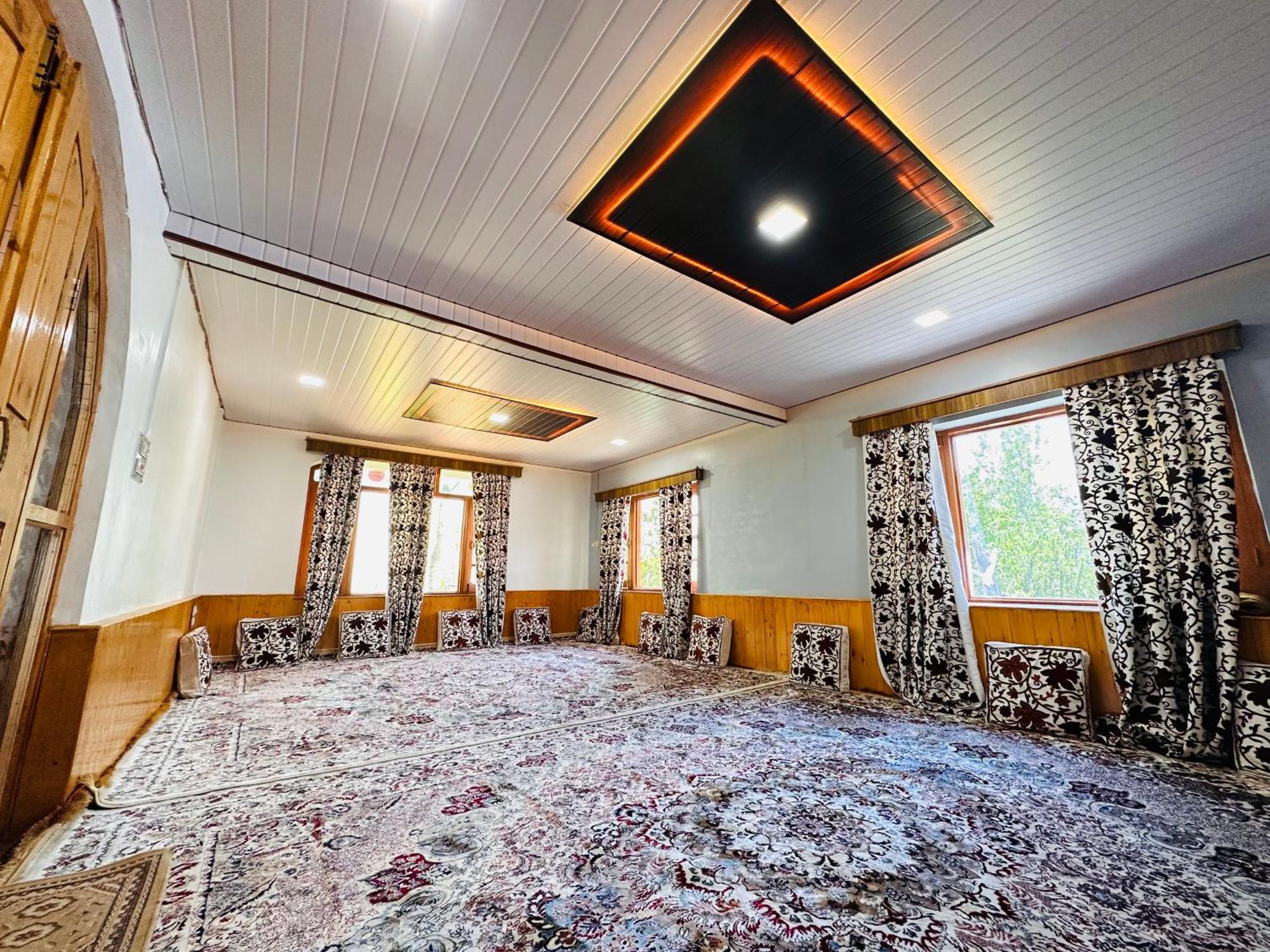 Sheen Homestay Гульмарг Экстерьер фото